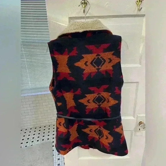 NWT Charlotte Russe fuzzy aztec double lined fall bubble vest size L - Picture 5 of 9